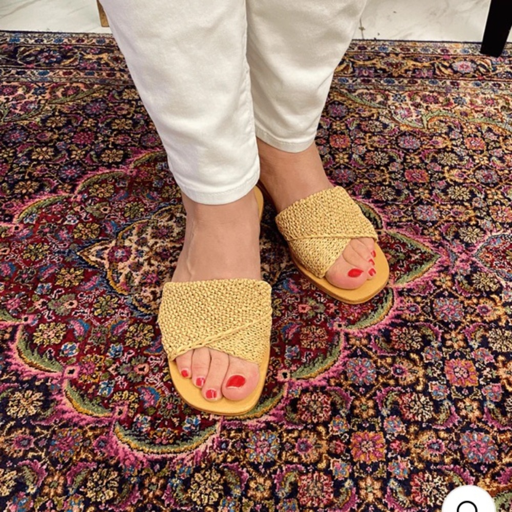 B.O.G Collective Women's Tan Raffia Slide Sandals
NWOT size 10 - Picture 4 of 5